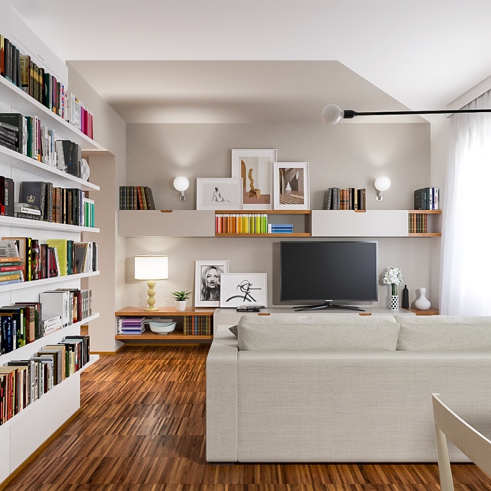Cette image montre un petit salon design ouvert avec une bibliothèque ou un coin lecture, un mur gris, un sol en bois brun, un téléviseur indépendant et un sol marron.
