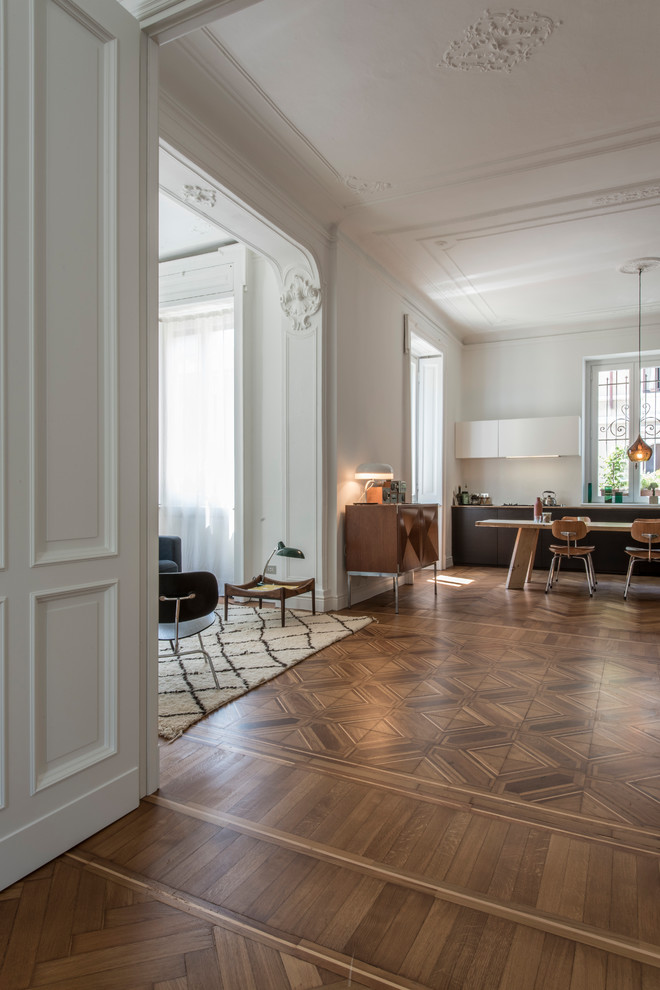 Immagine di un soggiorno minimal di medie dimensioni con pareti bianche e pavimento in legno massello medio