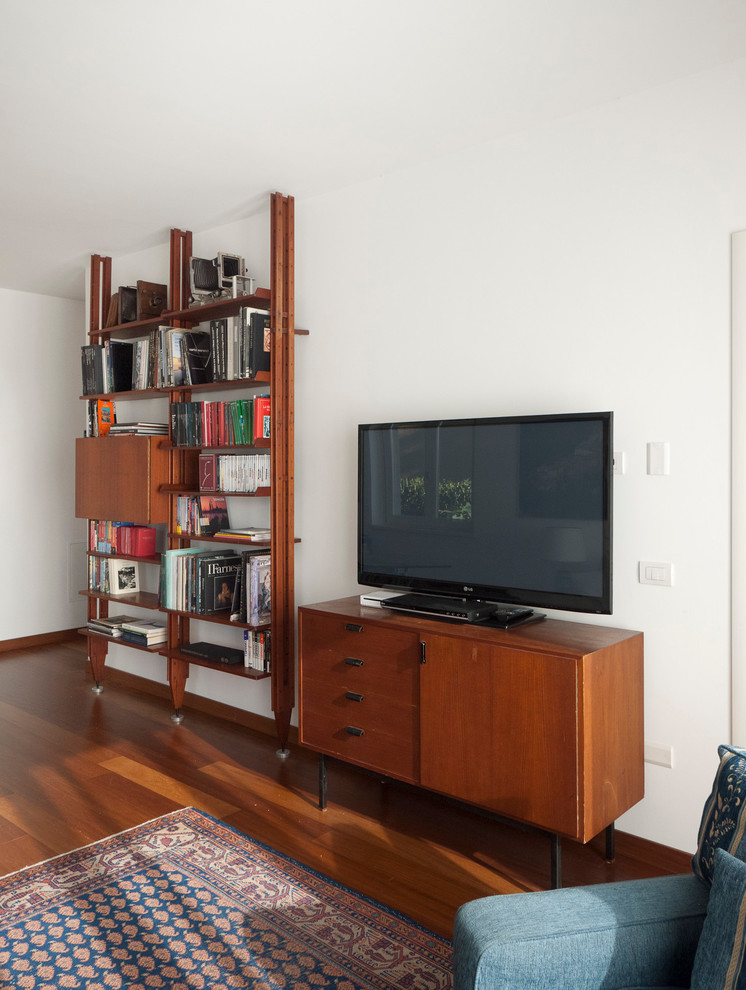 Immagine di un grande soggiorno minimalista aperto con pareti bianche, pavimento in legno massello medio, nessun camino, angolo bar e TV autoportante