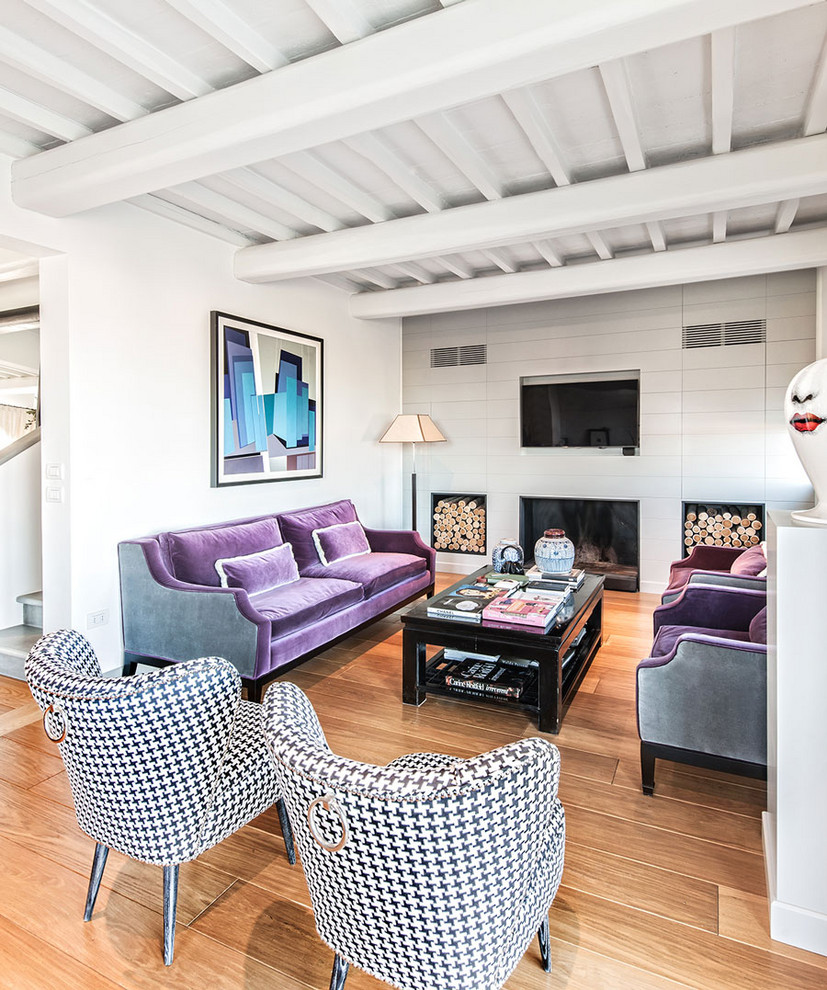 Ejemplo de sala de estar abierta mediterránea con paredes blancas, suelo de madera en tonos medios, todas las chimeneas y televisor colgado en la pared