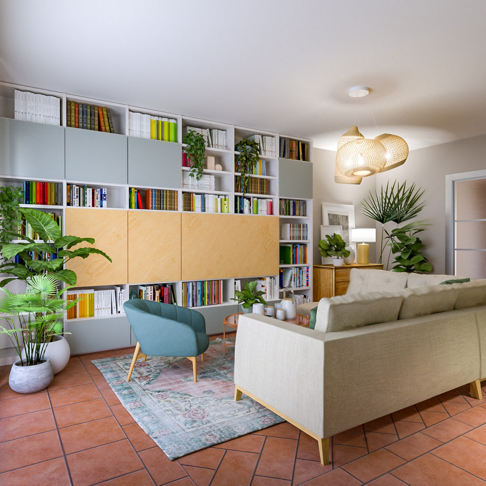 Modelo de biblioteca en casa cerrada contemporánea de tamaño medio con paredes multicolor, suelo de baldosas de terracota, estufa de leña, marco de chimenea de metal, pared multimedia y suelo rosa