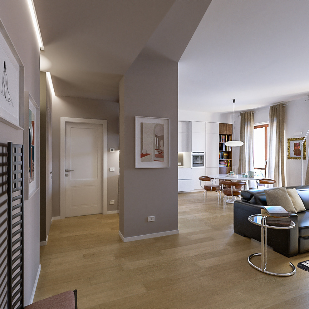 На фото: открытая гостиная комната среднего размера в современном стиле с бежевыми стенами, светлым паркетным полом и телевизором на стене