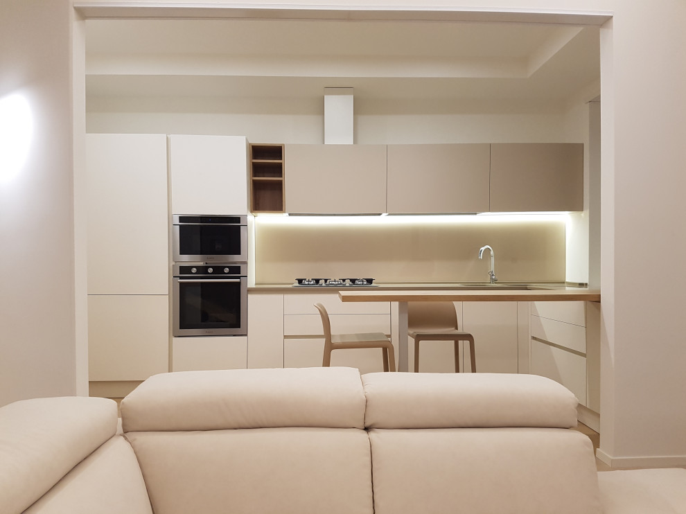 Mittelgroßes, Offenes Modernes Wohnzimmer mit weißer Wandfarbe und hellem Holzboden in Sonstige