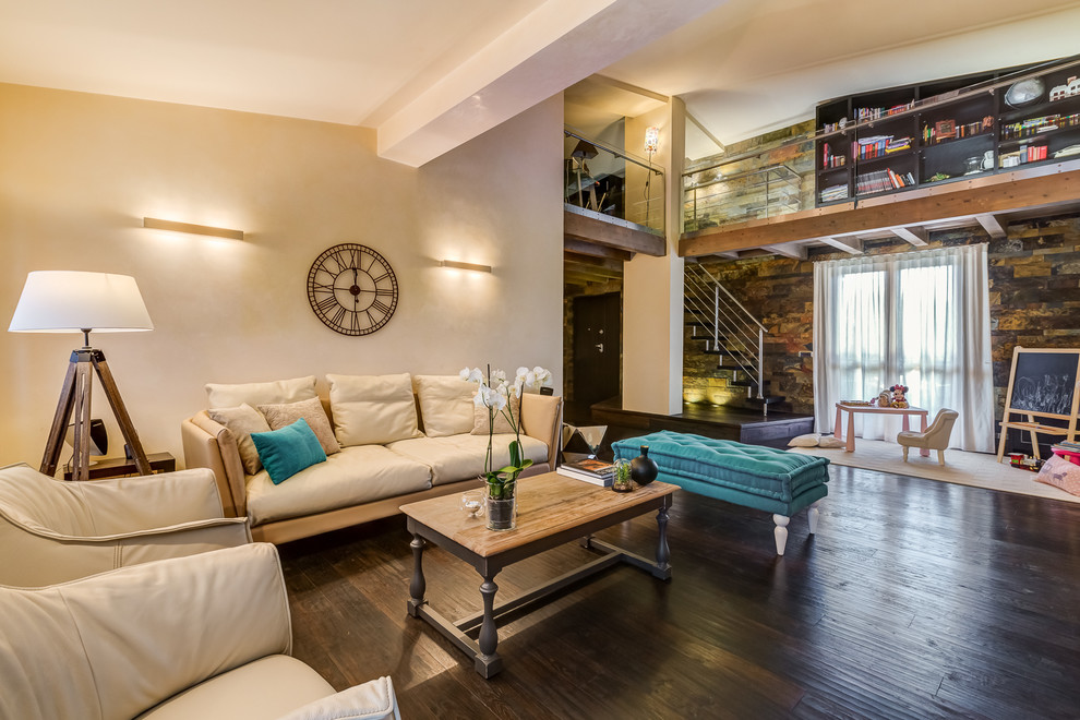 Immagine di un soggiorno minimal aperto con sala formale, pareti beige e parquet scuro