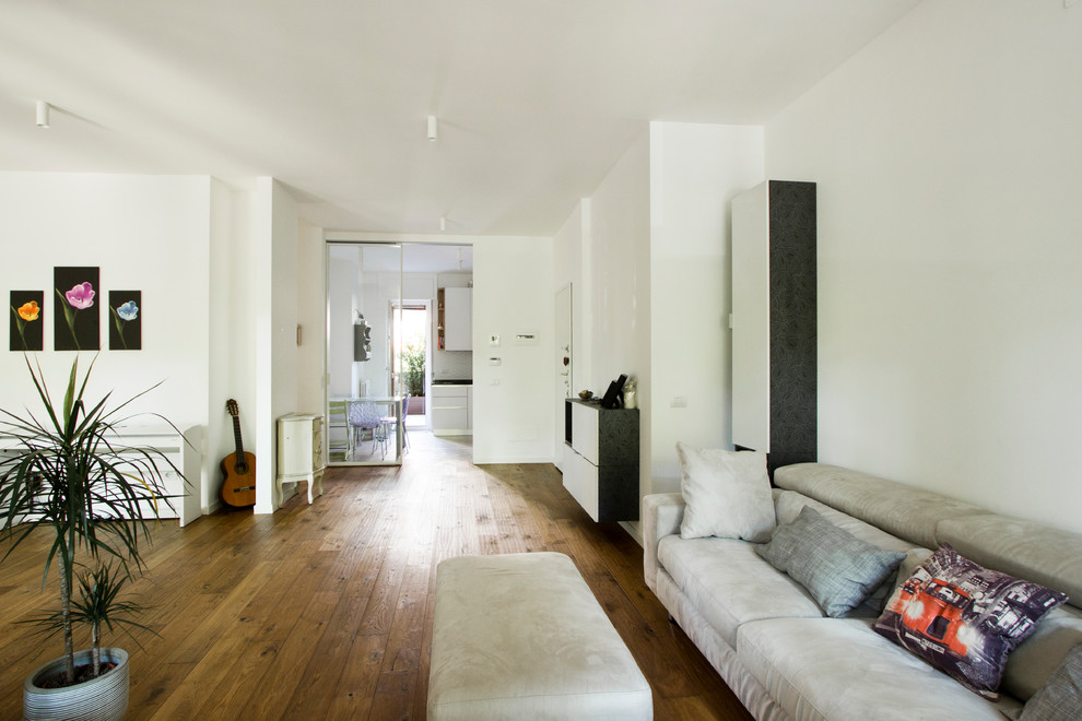 Modelo de salón abierto contemporáneo grande con paredes blancas y suelo de madera clara
