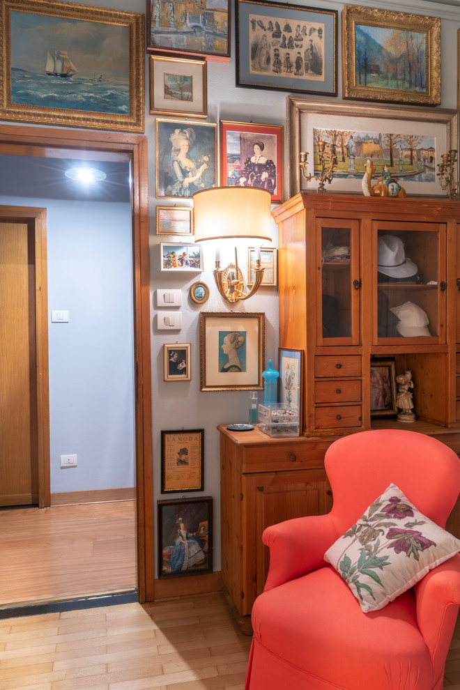 Стильный дизайн: гостиная комната среднего размера в стиле фьюжн с деревянным полом и коричневым полом - последний тренд