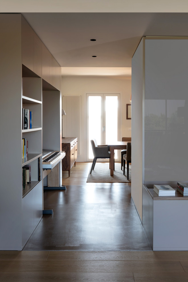 Immagine di un ampio soggiorno minimal aperto con pareti bianche e parquet chiaro