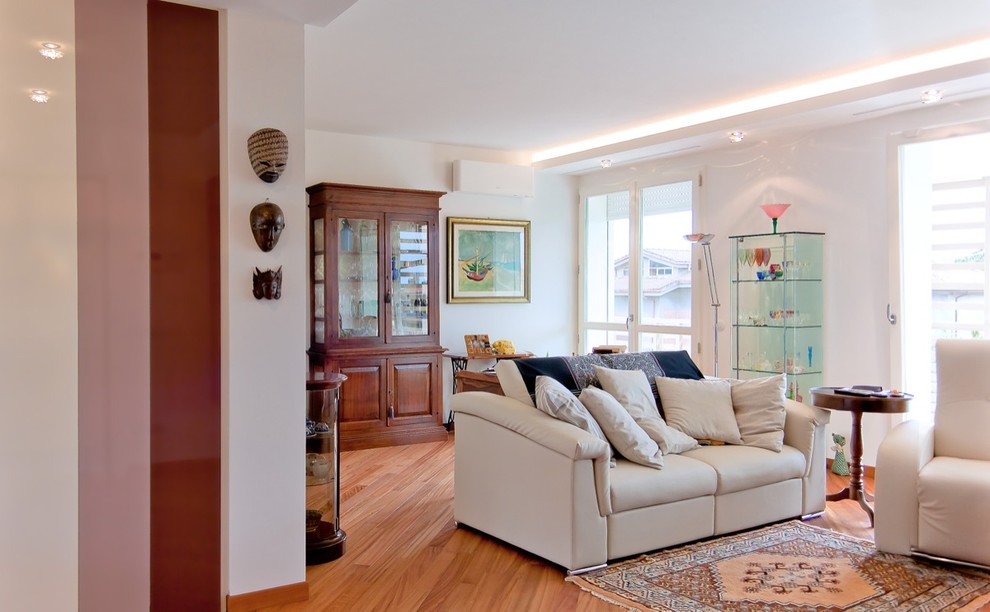 Immagine di un soggiorno classico con pareti bianche e pavimento in legno massello medio