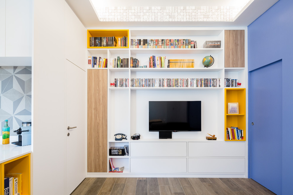 Foto di un piccolo soggiorno contemporaneo aperto con libreria, pareti blu, pavimento in gres porcellanato, TV a parete e pavimento marrone