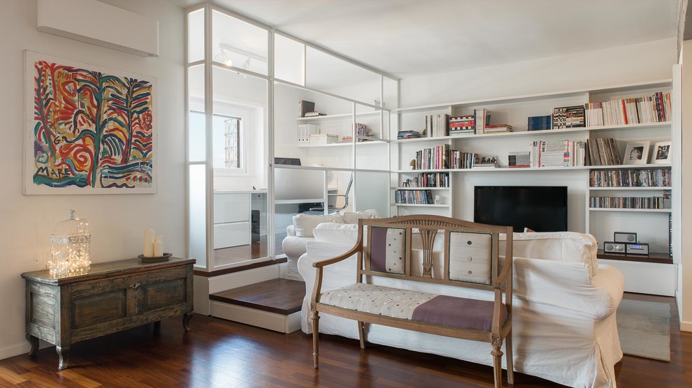 Ejemplo de sala de estar contemporánea de tamaño medio con paredes blancas y suelo de madera oscura