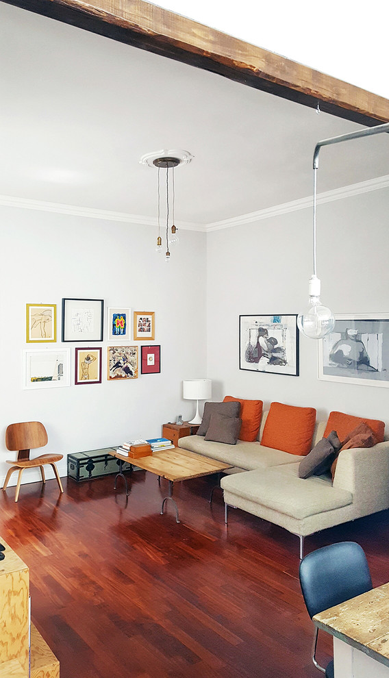 Mittelgroßes, Offenes Eklektisches Wohnzimmer mit weißer Wandfarbe und dunklem Holzboden in Sonstige