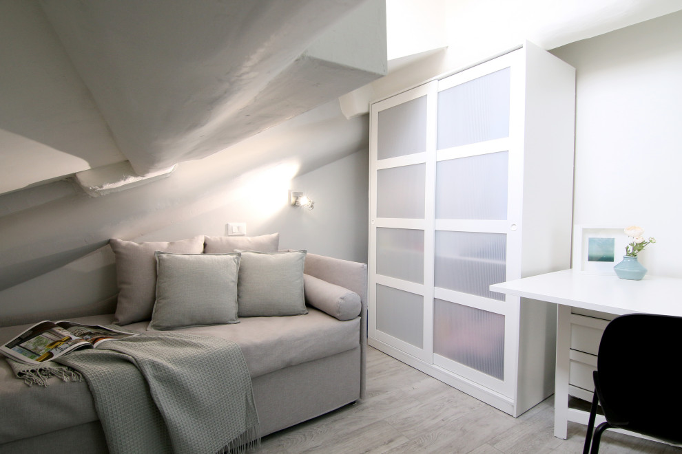 Idee per un piccolo soggiorno minimal aperto con pareti grigie, pavimento in gres porcellanato e TV a parete