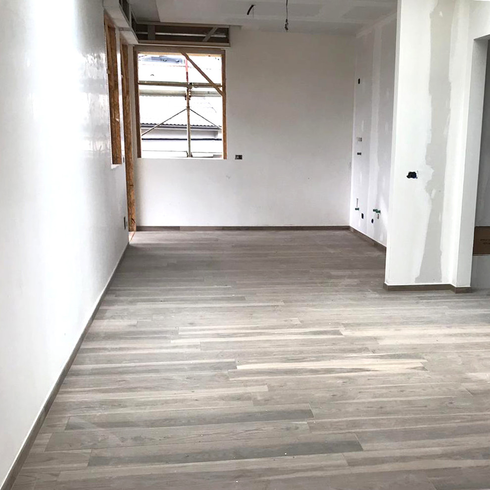 Foto di un soggiorno design chiuso con pavimento in gres porcellanato e pavimento marrone