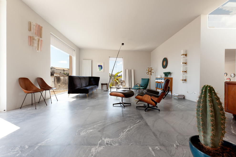 Inspiration pour un grand salon vintage ouvert avec un mur blanc et un sol en marbre.