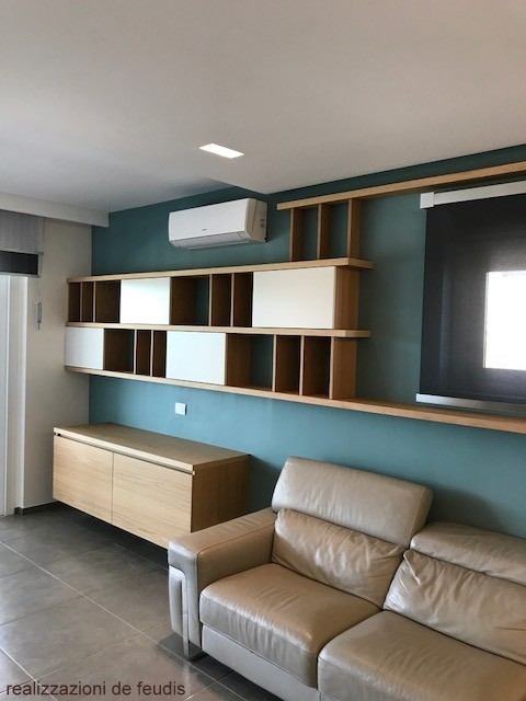 Idee per un soggiorno minimalista con pareti blu, pavimento in mattoni, parete attrezzata e pavimento grigio