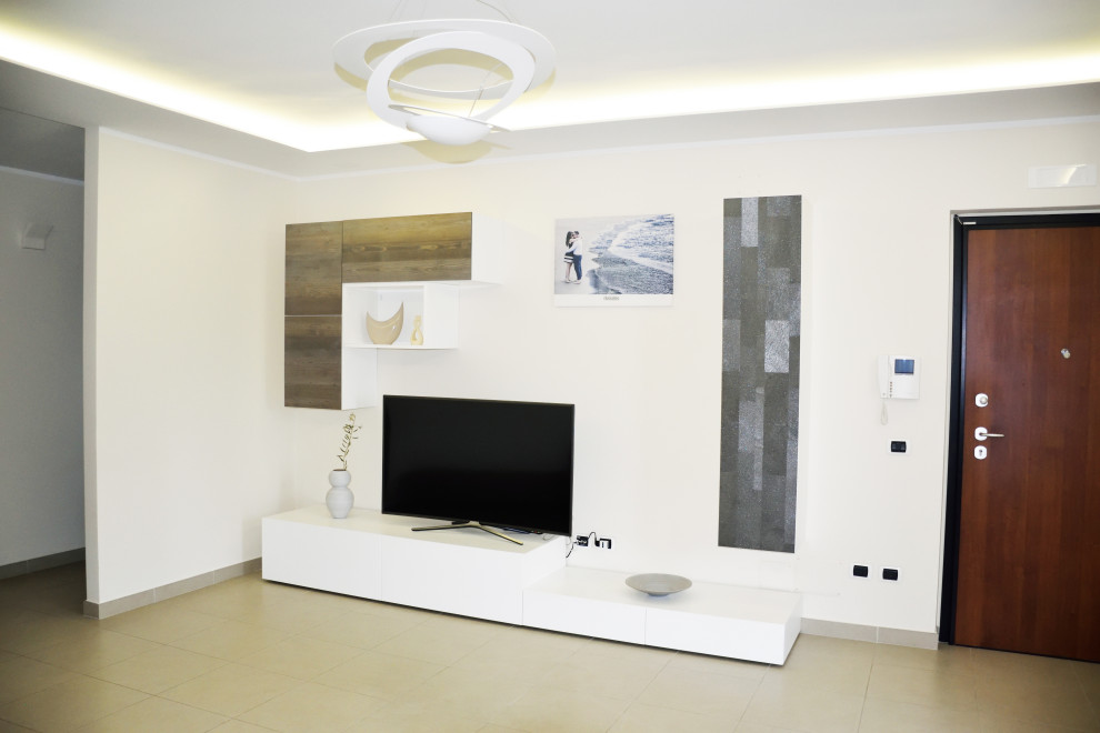 Exemple d'une salle de séjour moderne de taille moyenne et ouverte avec un mur beige, un sol en carrelage de porcelaine, un téléviseur encastré et un sol gris.