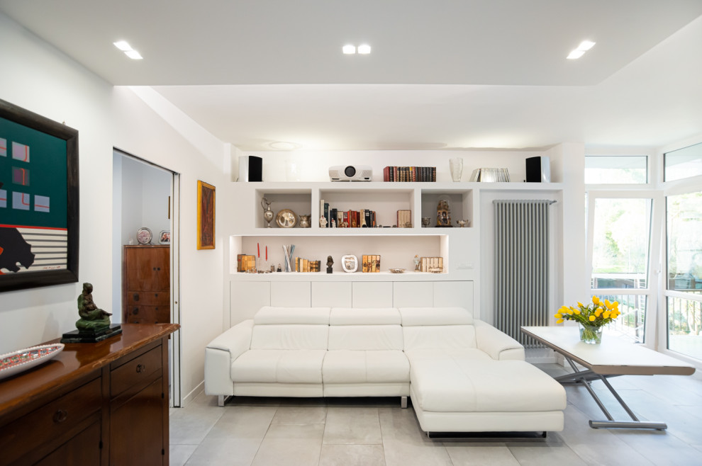 Immagine di un soggiorno contemporaneo con pareti bianche e sala della musica