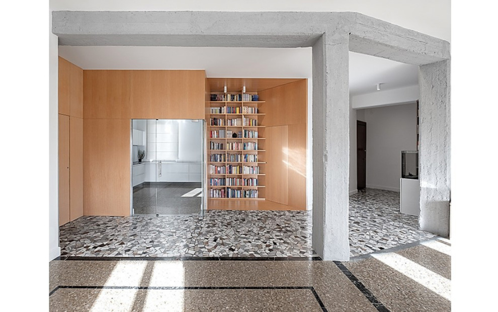 Ispirazione per un soggiorno moderno di medie dimensioni e aperto con libreria e pareti bianche