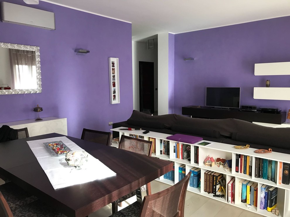 Источник вдохновения для домашнего уюта: большая изолированная гостиная комната в современном стиле с фиолетовыми стенами, светлым паркетным полом, телевизором на стене и бежевым полом
