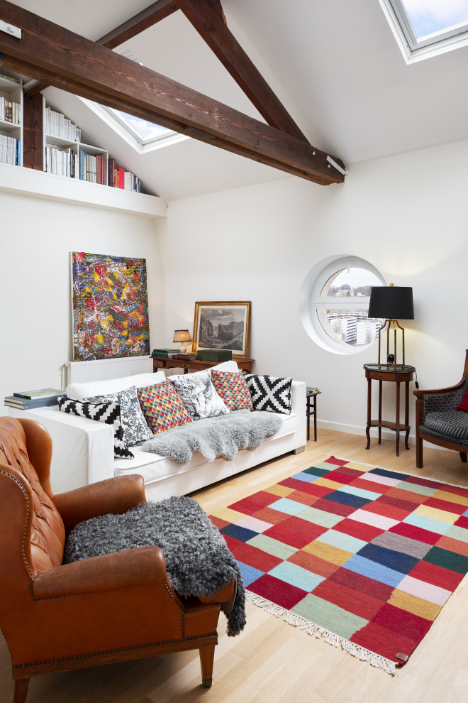 Idee per un soggiorno tradizionale di medie dimensioni e aperto con sala formale, pareti bianche e pavimento beige