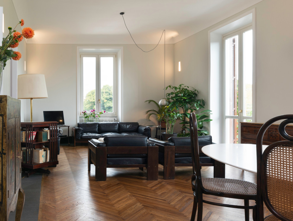 Esempio di un grande soggiorno chic aperto con pareti grigie e pavimento in legno massello medio