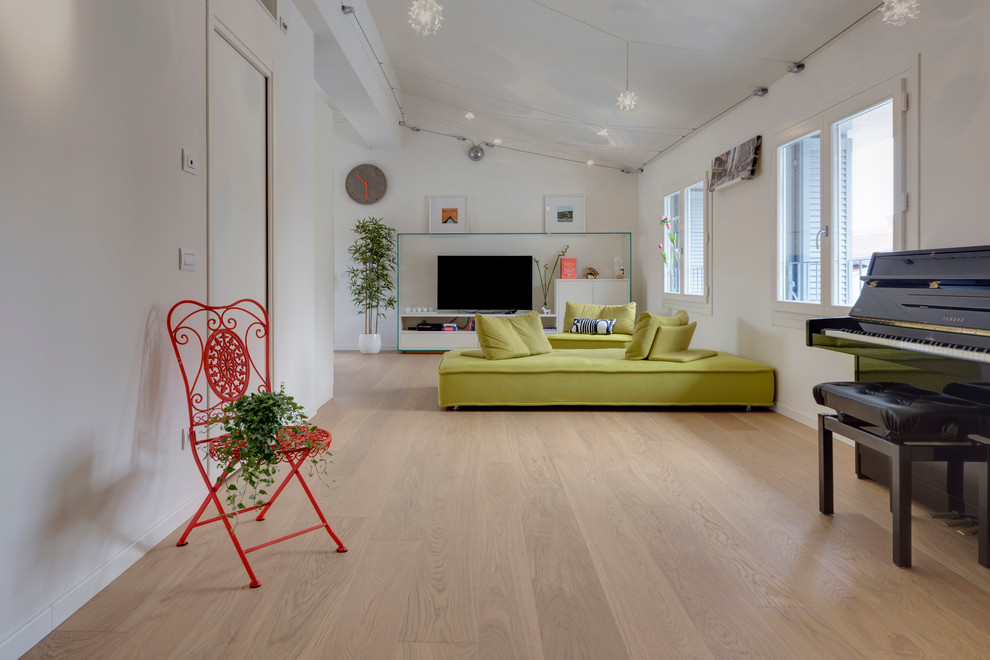 Großes, Offenes Modernes Wohnzimmer mit weißer Wandfarbe, braunem Holzboden und TV-Wand in Mailand