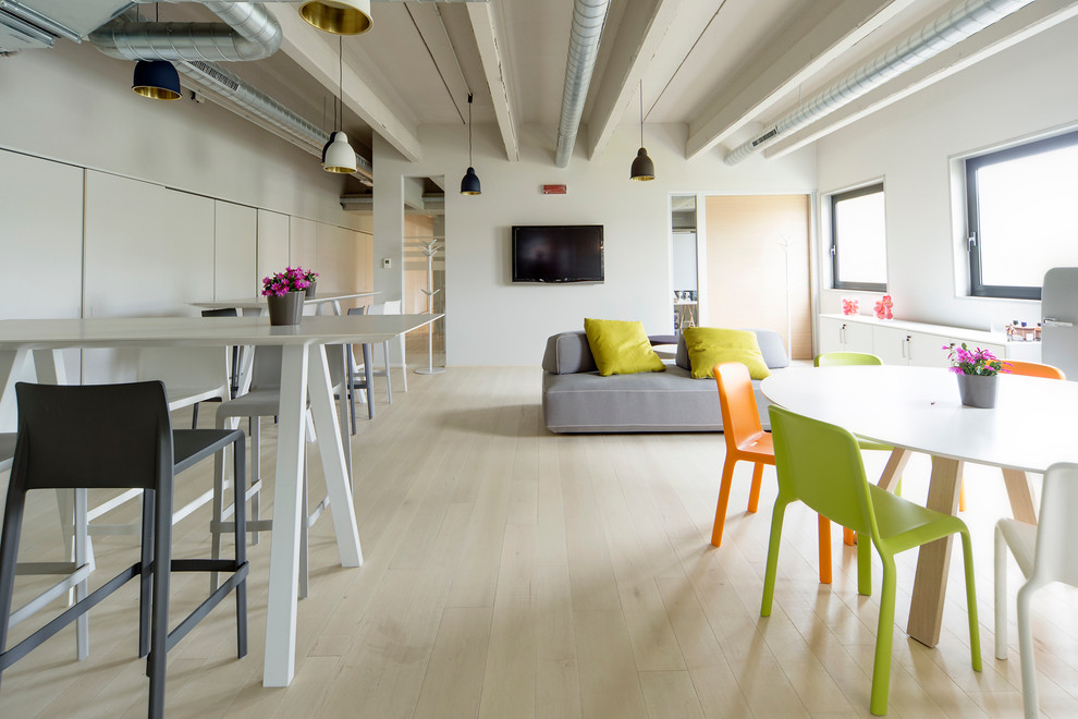 Idee per un grande soggiorno contemporaneo aperto con pareti bianche, parquet chiaro e TV a parete