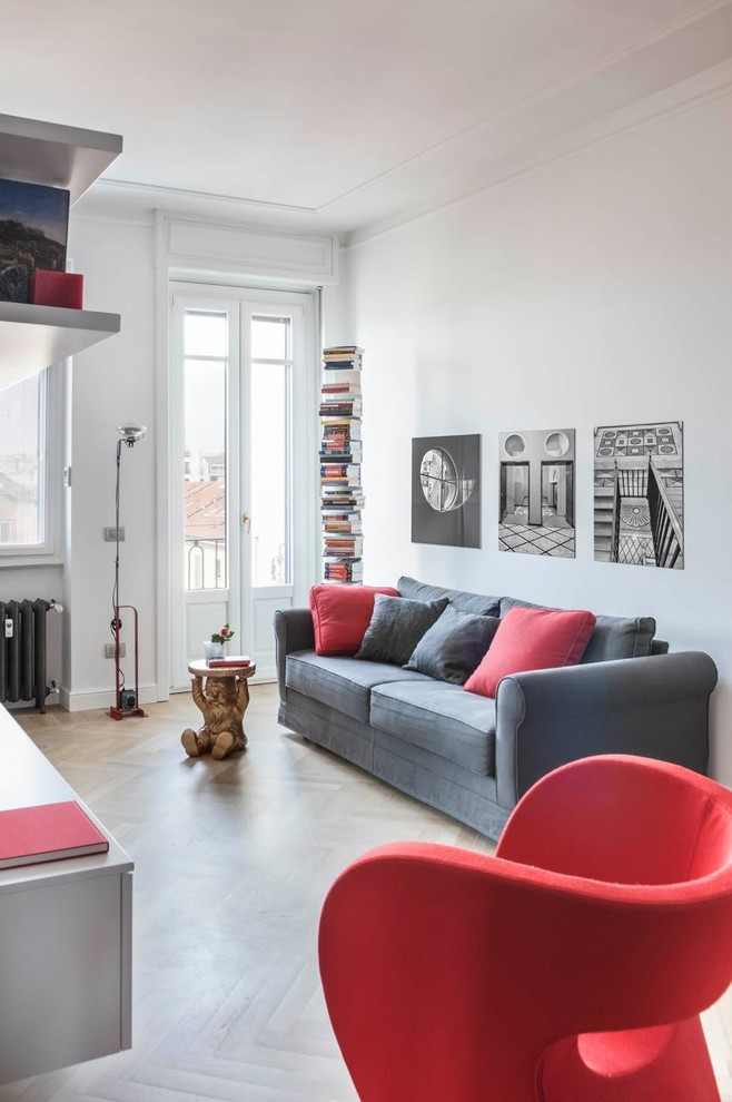 Esempio di un soggiorno design con pareti bianche, parquet chiaro e pavimento beige