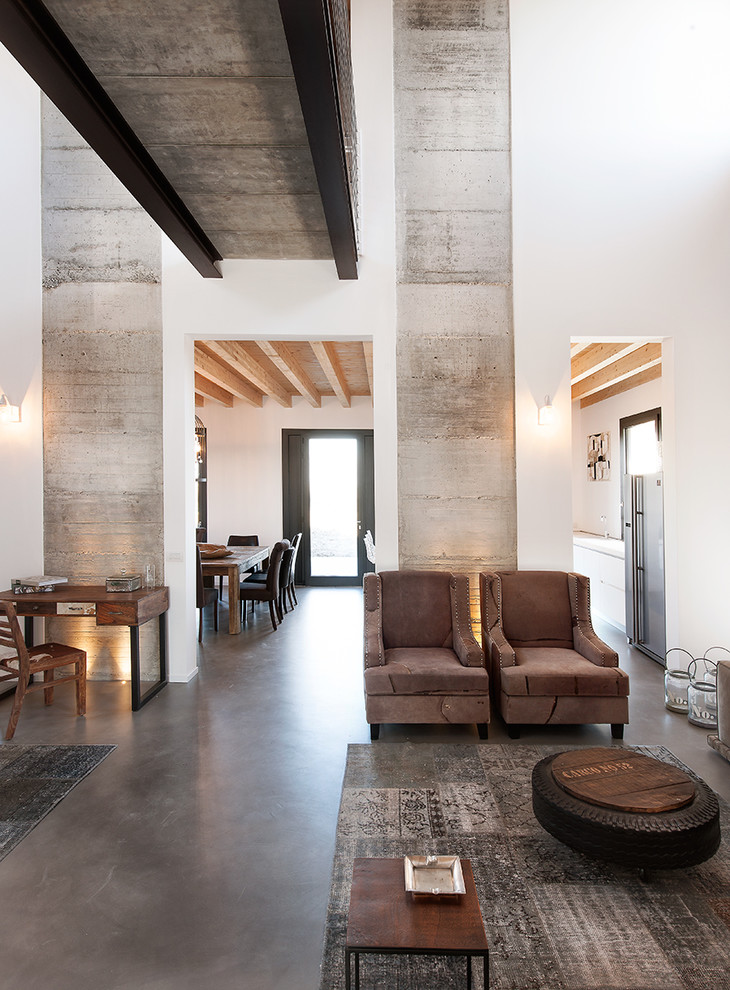Idee per un ampio soggiorno industriale stile loft con pareti bianche, pavimento in cemento e pavimento grigio