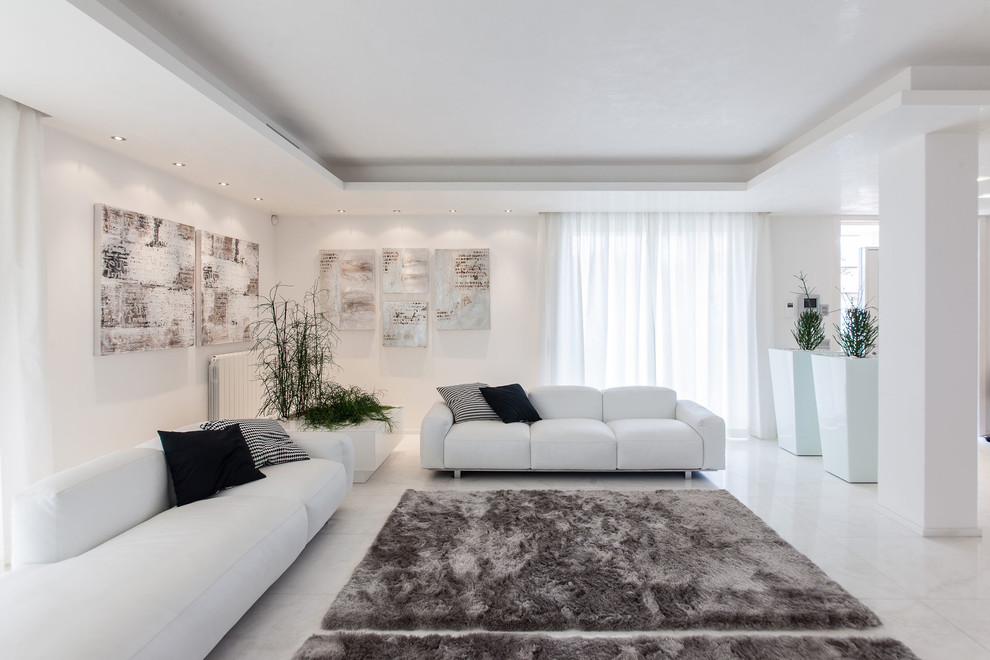 Diseño de salón para visitas abierto contemporáneo con paredes blancas y suelo de mármol