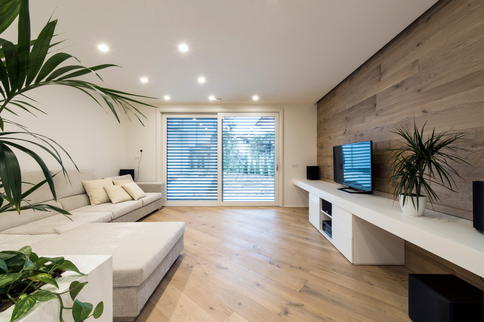 Foto di un grande soggiorno contemporaneo aperto con pareti bianche, TV autoportante e parquet chiaro