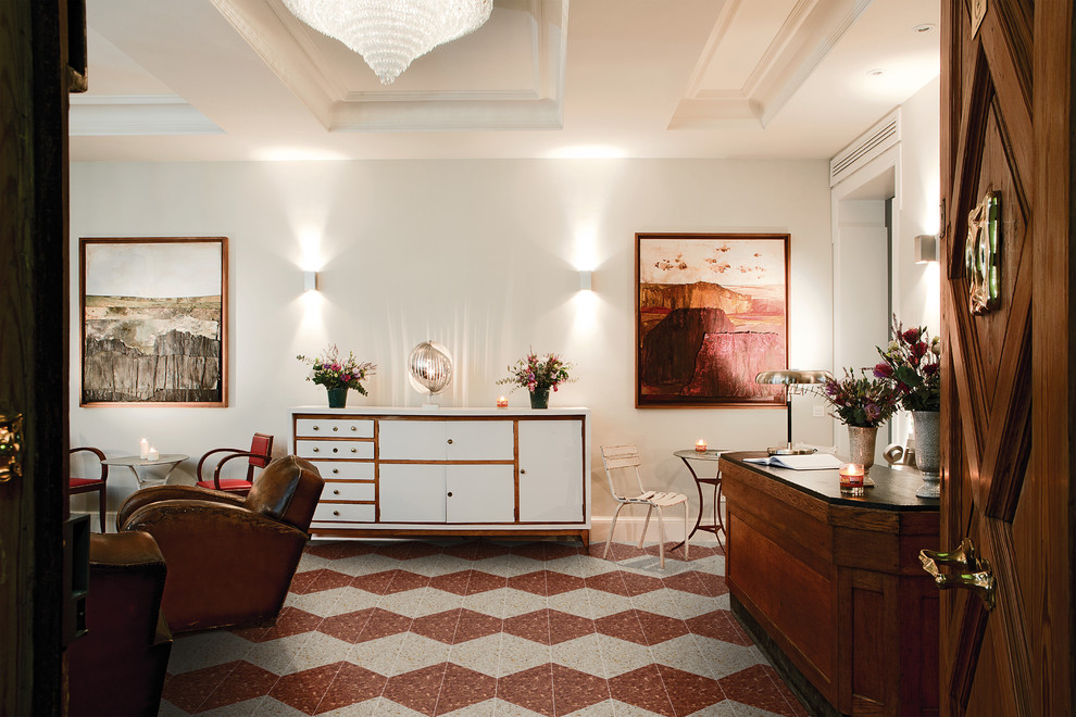 Источник вдохновения для домашнего уюта: огромная изолированная гостиная комната в стиле ретро с белыми стенами и мраморным полом