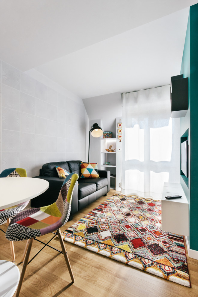 Источник вдохновения для домашнего уюта: маленькая открытая гостиная комната в современном стиле с серыми стенами, светлым паркетным полом, телевизором на стене и бежевым полом для на участке и в саду