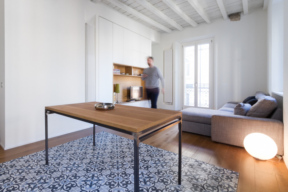 Immagine di un soggiorno contemporaneo di medie dimensioni e chiuso con pareti bianche e pavimento in legno massello medio