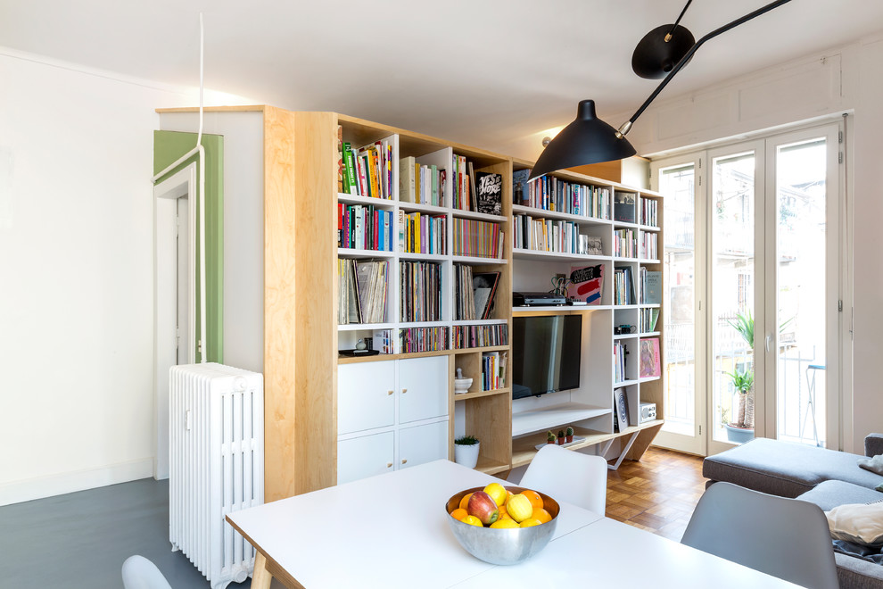 Cette photo montre un salon tendance ouvert avec un mur blanc, un sol en bois brun, aucune cheminée, un téléviseur encastré et un sol marron.