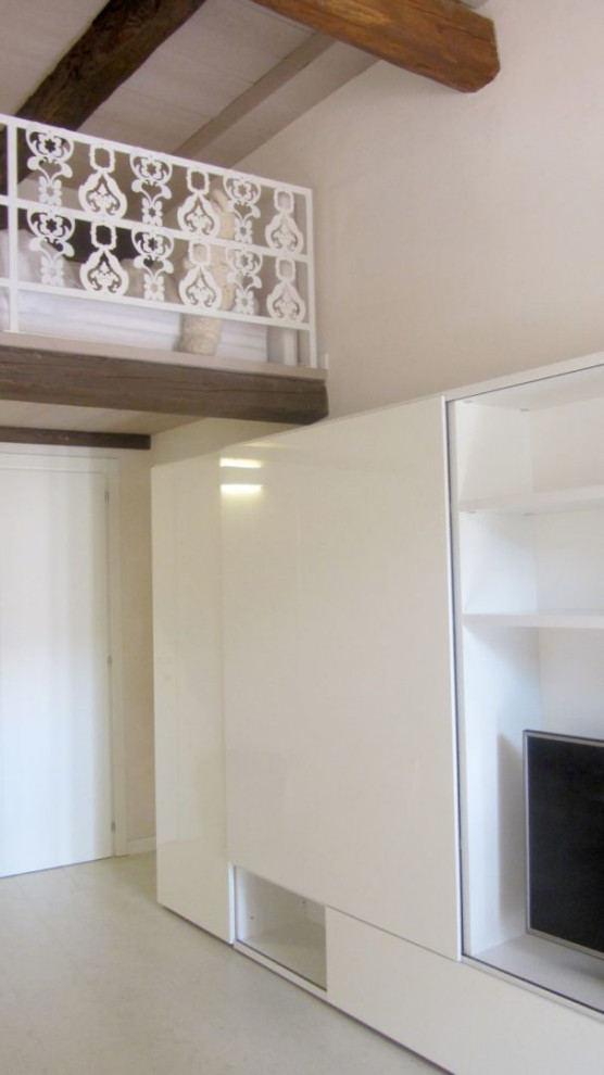 Diseño de salón moderno pequeño con paredes blancas, suelo de cemento, televisor retractable, suelo blanco y madera