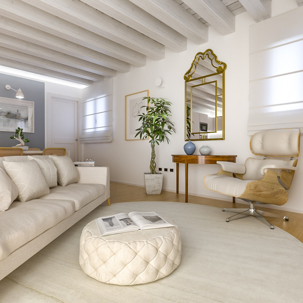 Kleines, Offenes Modernes Wohnzimmer mit weißer Wandfarbe, hellem Holzboden und freigelegten Dachbalken in Mailand
