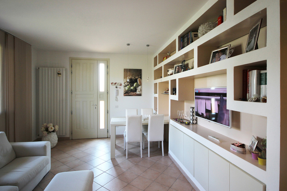 Immagine di un piccolo soggiorno contemporaneo aperto con libreria, pareti bianche, pavimento con piastrelle in ceramica, parete attrezzata e pavimento beige