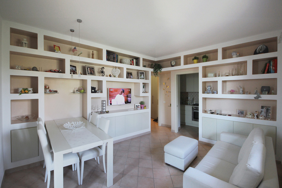 Idee per un piccolo soggiorno contemporaneo aperto con libreria, pareti bianche, pavimento con piastrelle in ceramica, parete attrezzata e pavimento beige