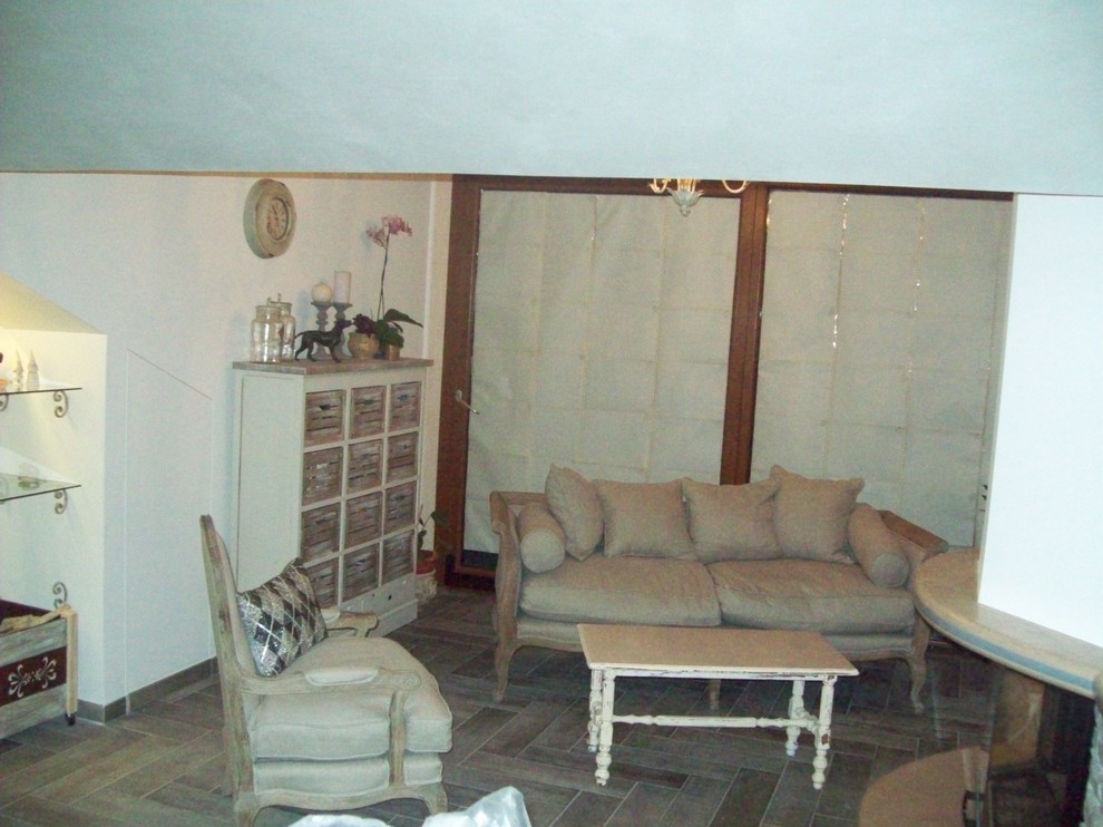 Photo of a shabby-chic style living room in Bari.