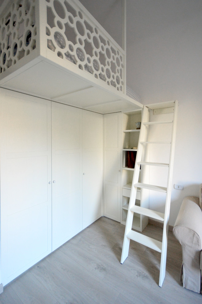 Идея дизайна: маленькая гостиная комната в стиле шебби-шик с белыми стенами для на участке и в саду