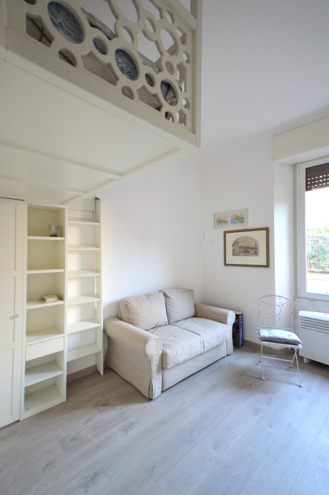 Idee per un piccolo soggiorno shabby-chic style con pareti bianche
