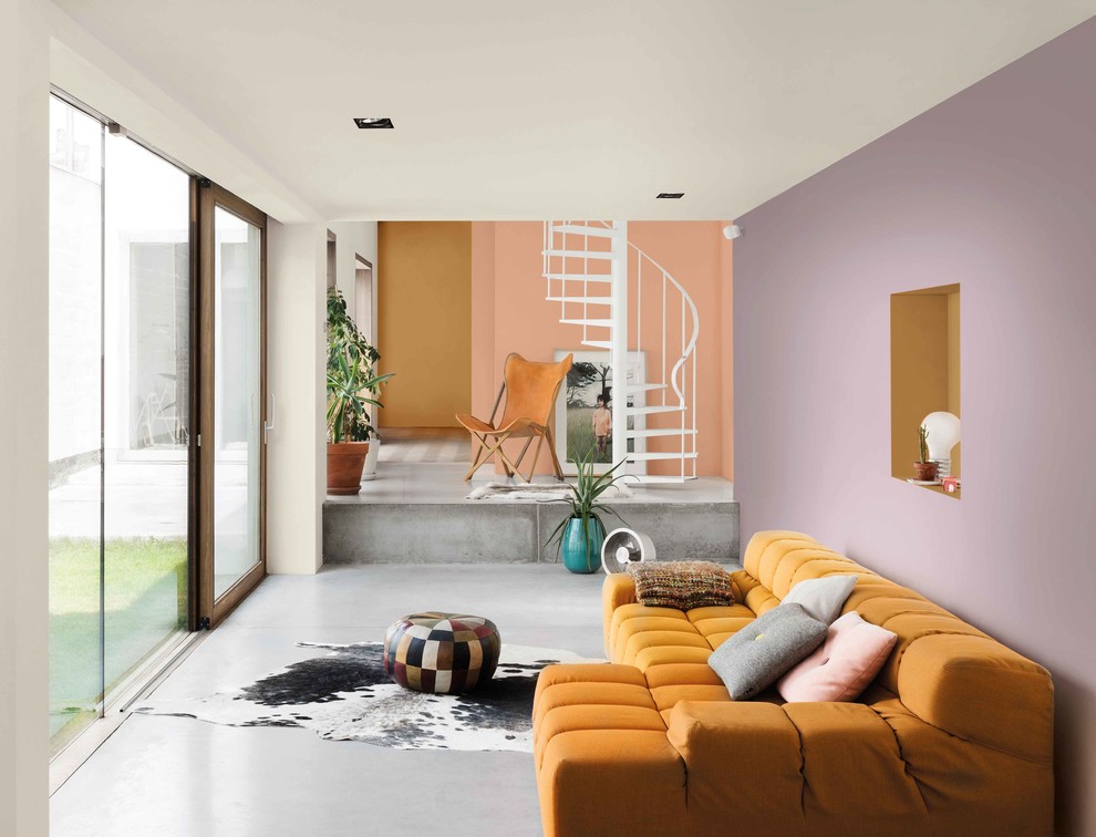 Modernes Wohnzimmer mit Betonboden und grauem Boden