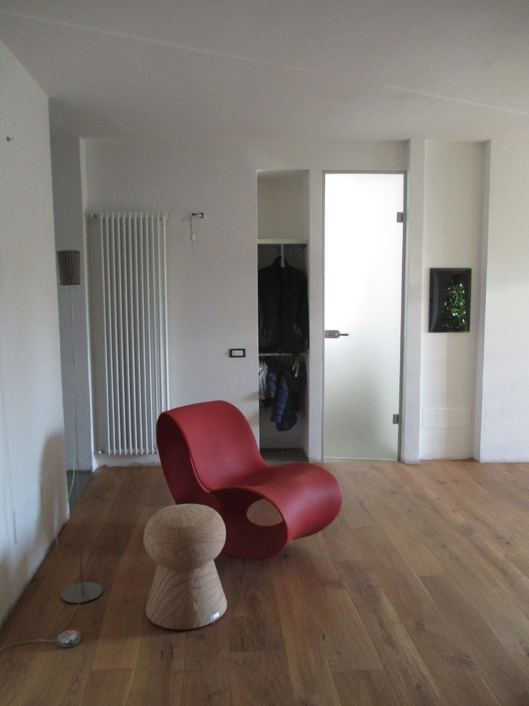 Skandinavisches Wohnzimmer mit weißer Wandfarbe und hellem Holzboden in Mailand