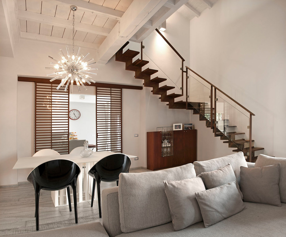 Exemple d'un grand salon mansardé ou avec mezzanine tendance avec un mur gris, parquet clair et un sol blanc.