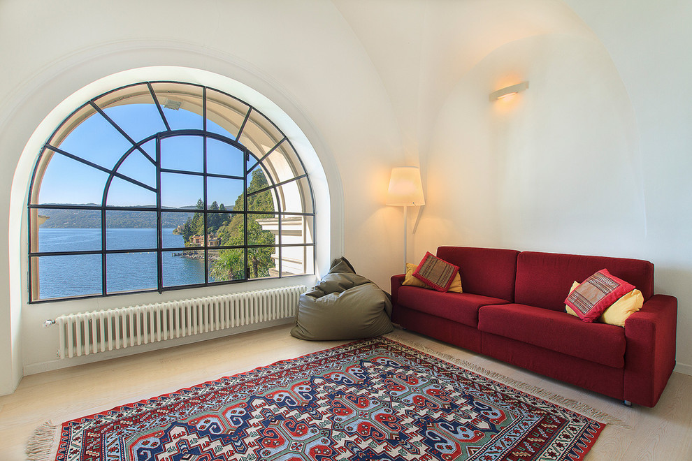 Esempio di un soggiorno mediterraneo con pareti bianche e parquet chiaro