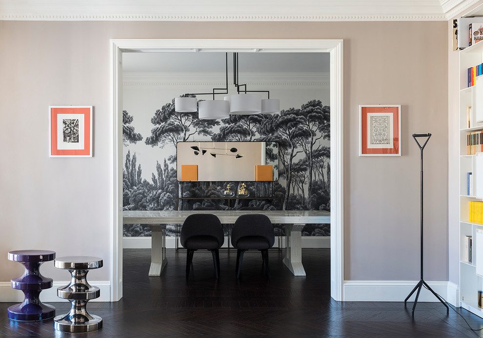 Idee per un grande soggiorno minimal aperto con sala formale, pareti beige e parquet scuro