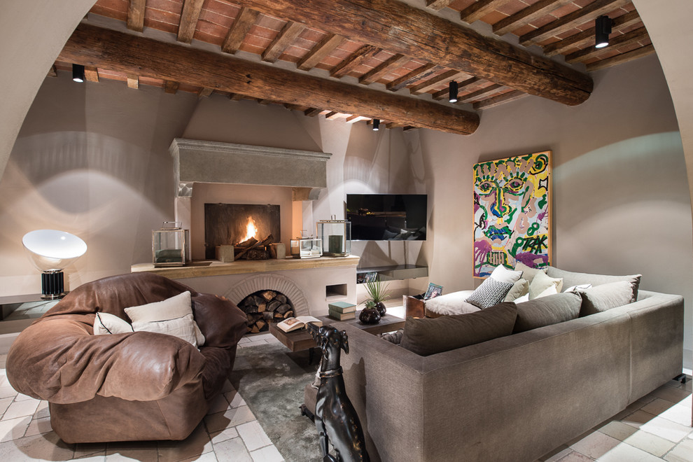 Ispirazione per un soggiorno design con pareti beige, camino classico, cornice del camino in pietra e porta TV ad angolo