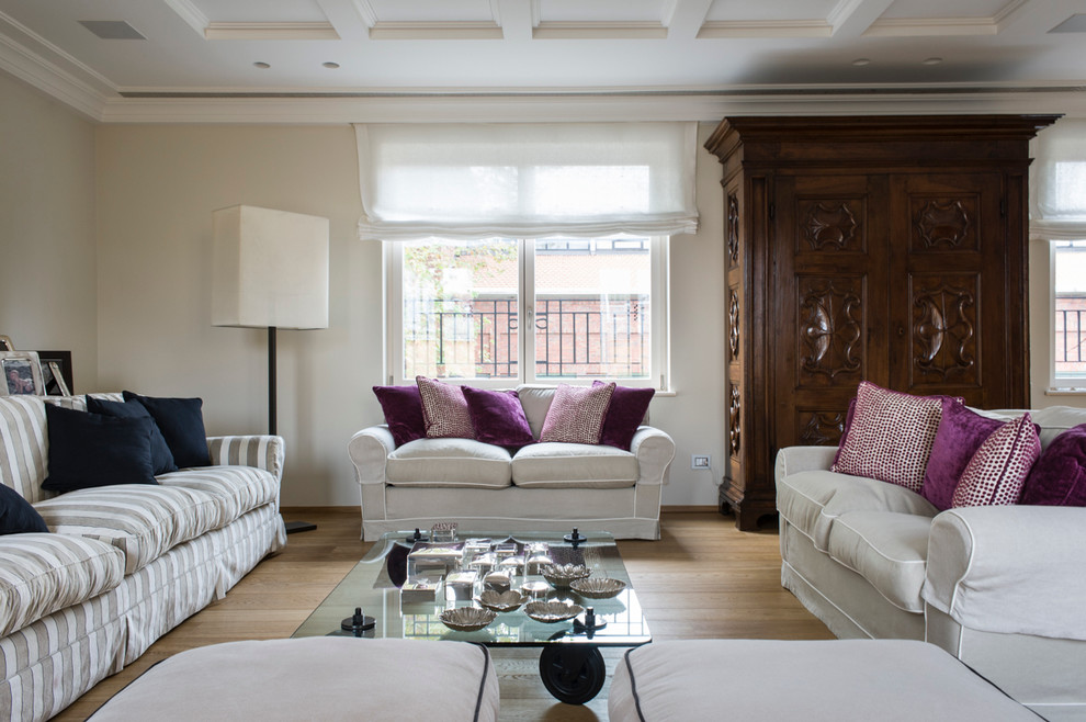 Esempio di un soggiorno minimalista con sala formale, pareti bianche e parquet chiaro