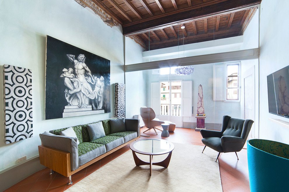 Ispirazione per un soggiorno eclettico con pareti blu, pavimento in terracotta, TV a parete, pavimento marrone e tappeto